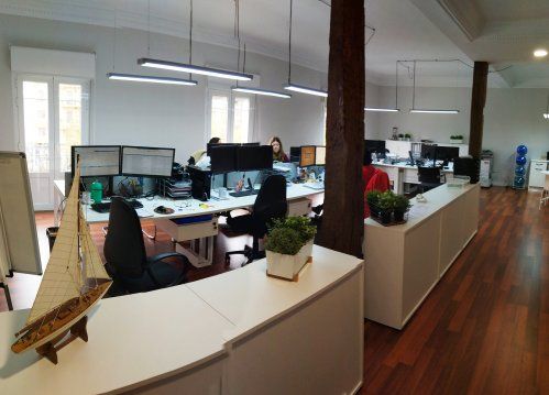 En pleno centro de Santander, al lado del Ayuntamiento de la ciudad, disponemos de un inmueble de 240 metros cuadrados construidos, con capacidad para varios despachos u oficinas. Excelente emplazamiento en el corazón financiero y comercial de la ciudad.
Actualmente ocupada una parte de este inmueble por BMC Assurance, S.L. empresa líder en certificación con representación en todo el mundo.www.bmtrada.es
Actualmente DISPONIBLES tres despachos, opcionalmente comunicados entre si, ideales para desarrollar la actividad de cualquier profesional. Muy luminosos, recién remodelados, con un estilo moderno y vanguardista que sin duda harán de ellos el entorno perfecto para sentirse cómodo a la hora de trabajar. 